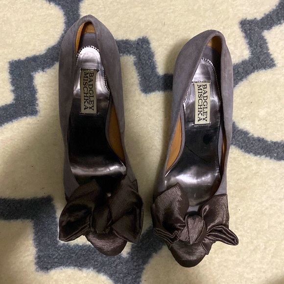 Badgley Mischika heels with round toe and bow detail. - Picture 1 of 3